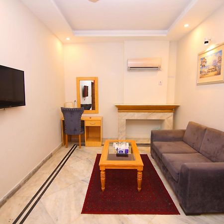 Premier Inn Mall Lahore Exteriör bild