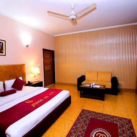 Premier Inn Mall Lahore Exteriör bild