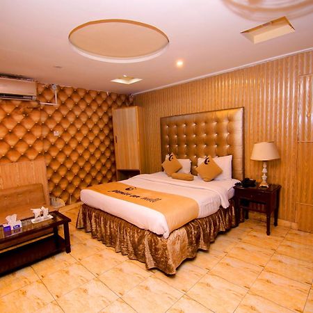 Premier Inn Mall Lahore Exteriör bild