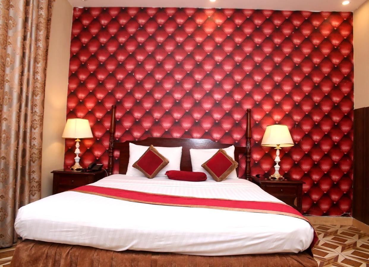 Premier Inn Mall Lahore Exteriör bild