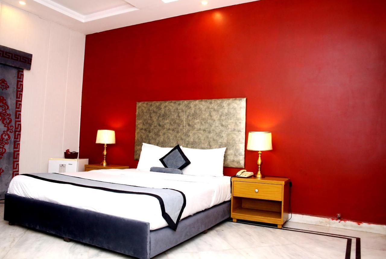 Premier Inn Mall Lahore Exteriör bild
