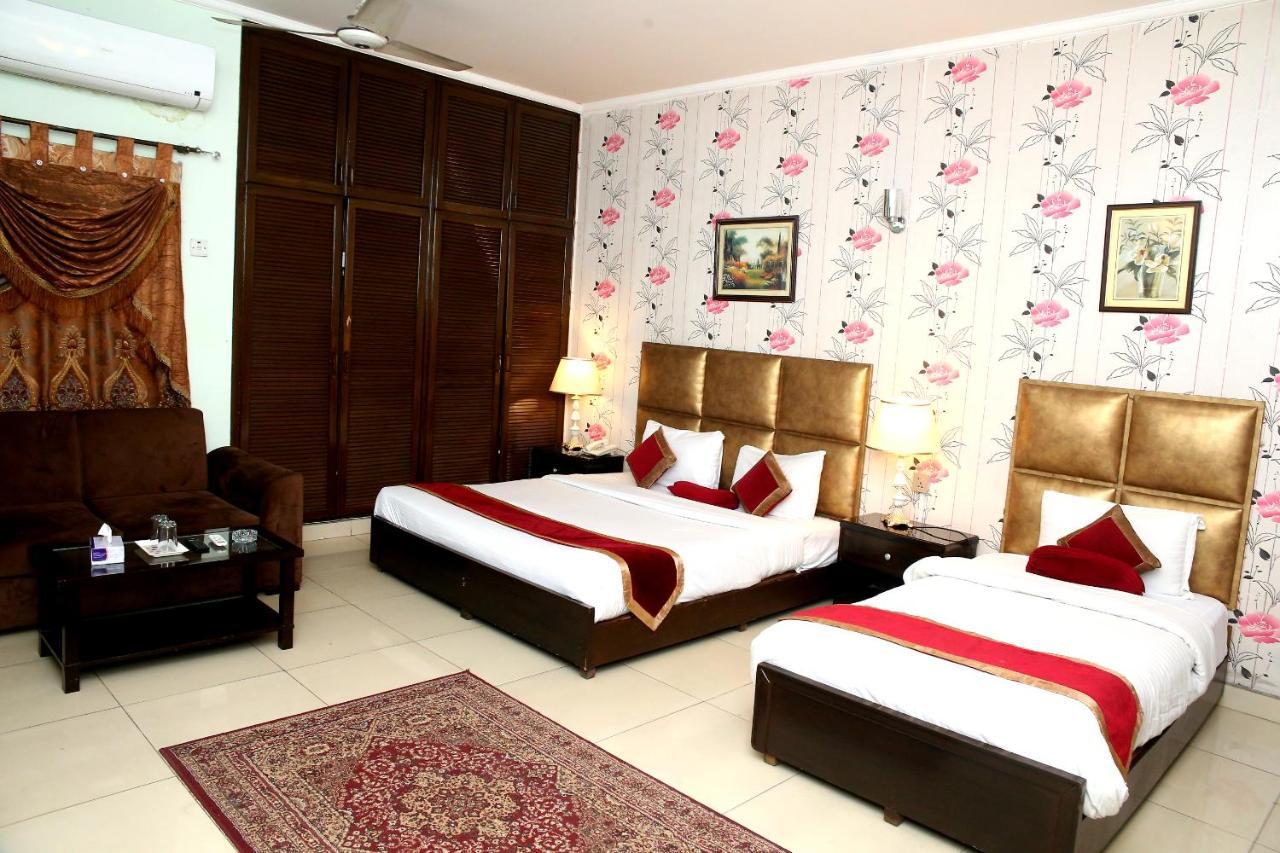 Premier Inn Mall Lahore Exteriör bild