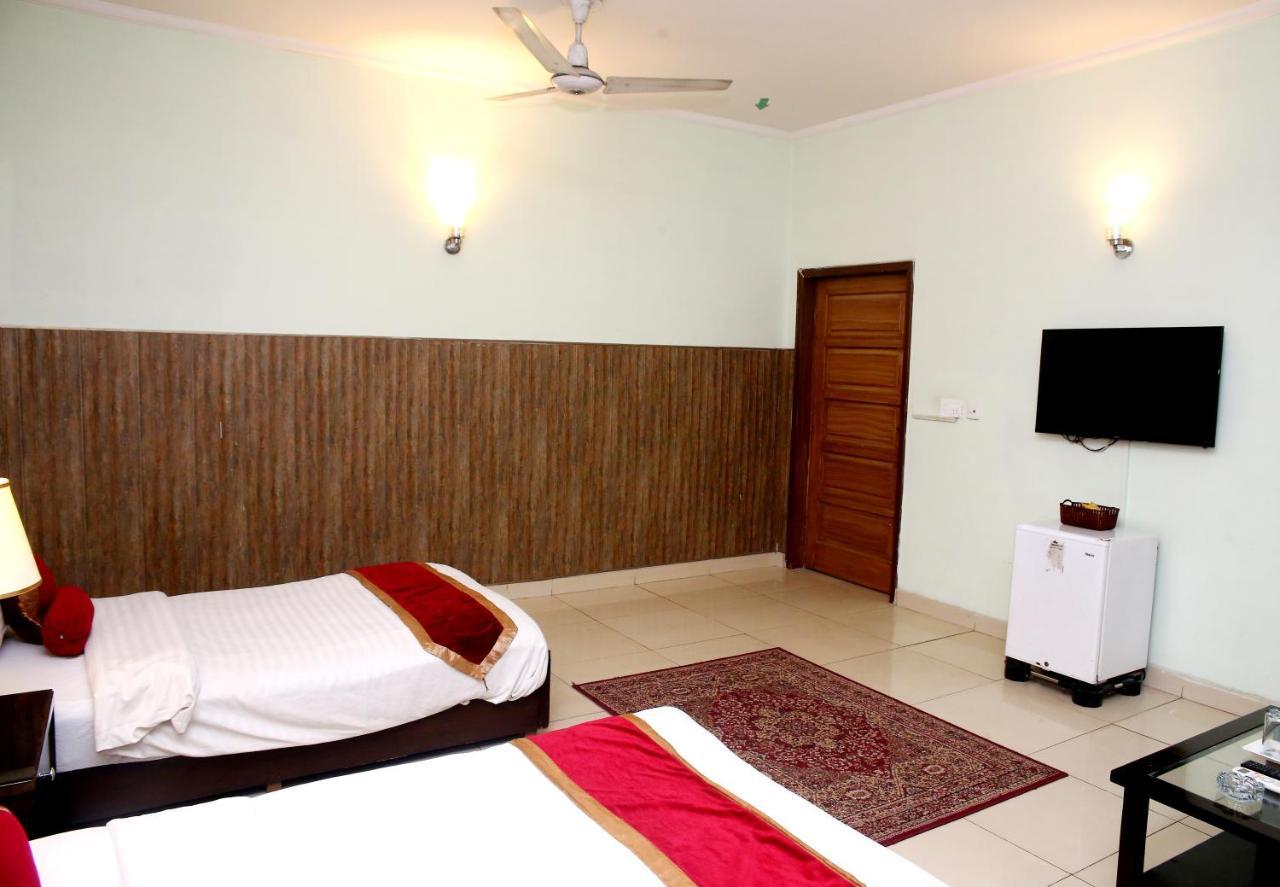 Premier Inn Mall Lahore Exteriör bild