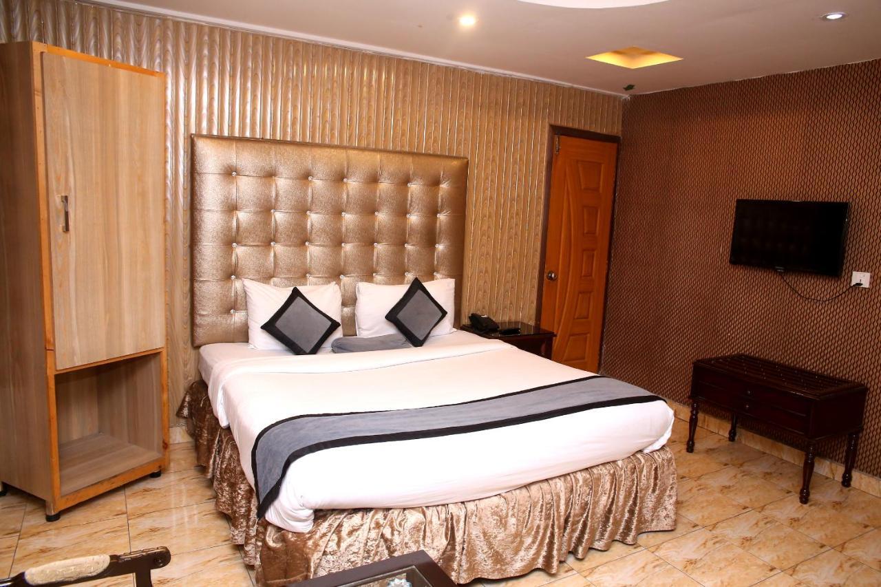 Premier Inn Mall Lahore Exteriör bild