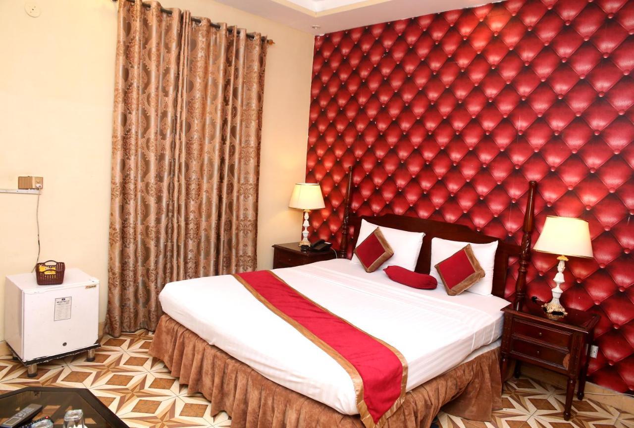 Premier Inn Mall Lahore Exteriör bild