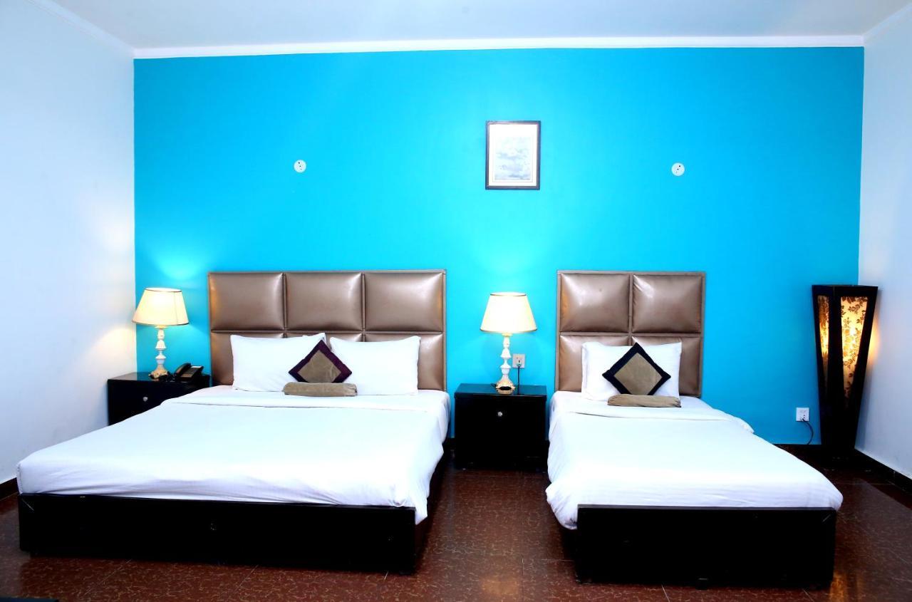Premier Inn Mall Lahore Exteriör bild