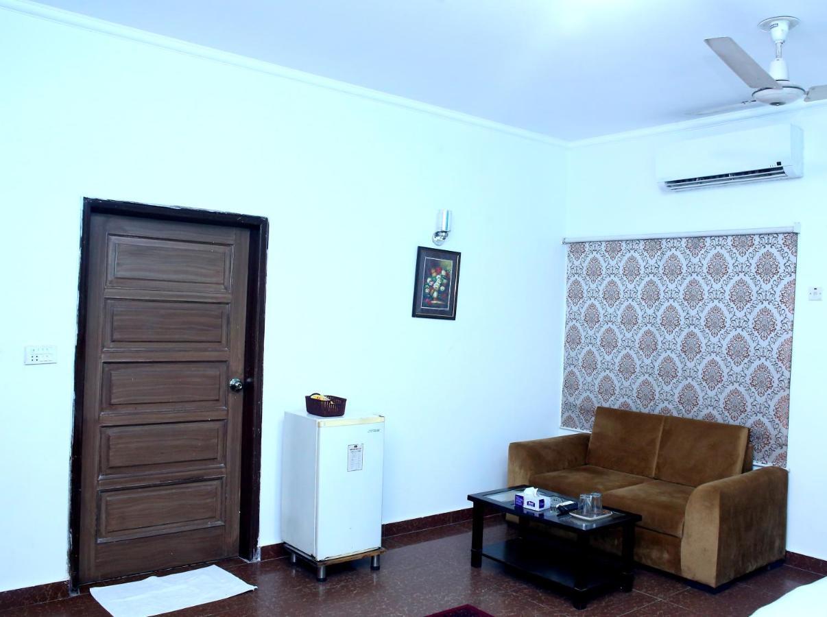 Premier Inn Mall Lahore Exteriör bild
