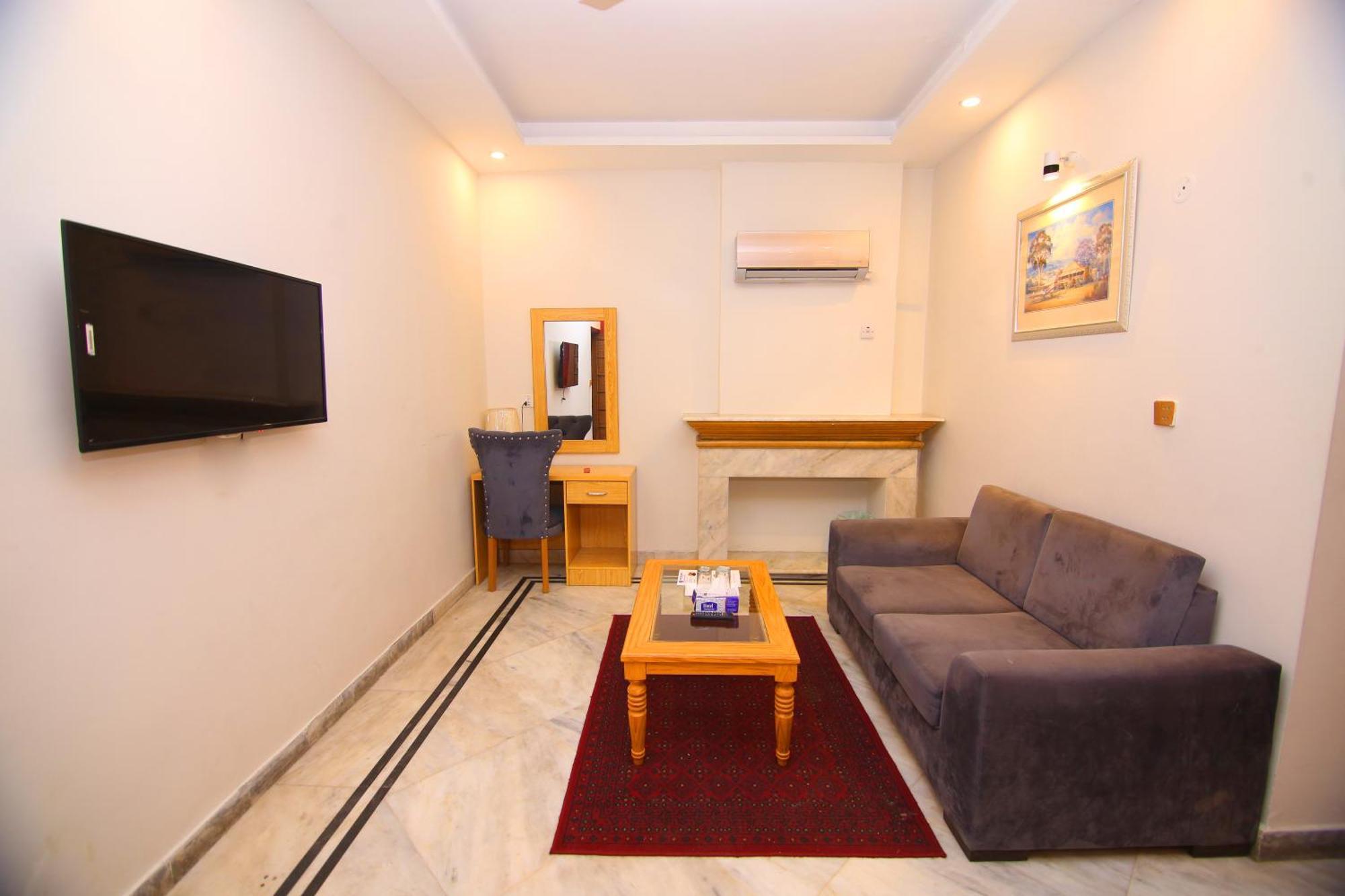 Premier Inn Mall Lahore Exteriör bild