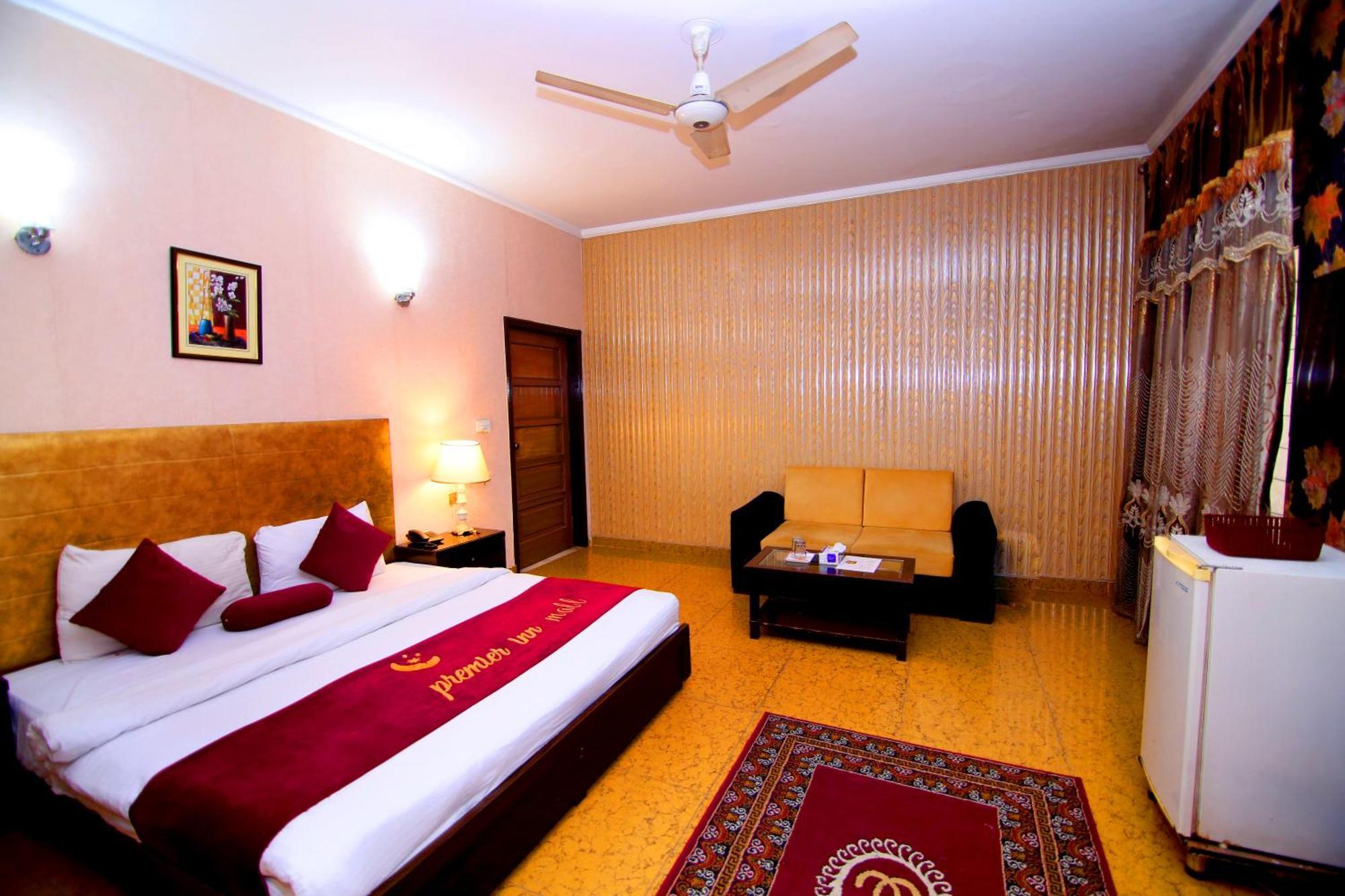 Premier Inn Mall Lahore Exteriör bild