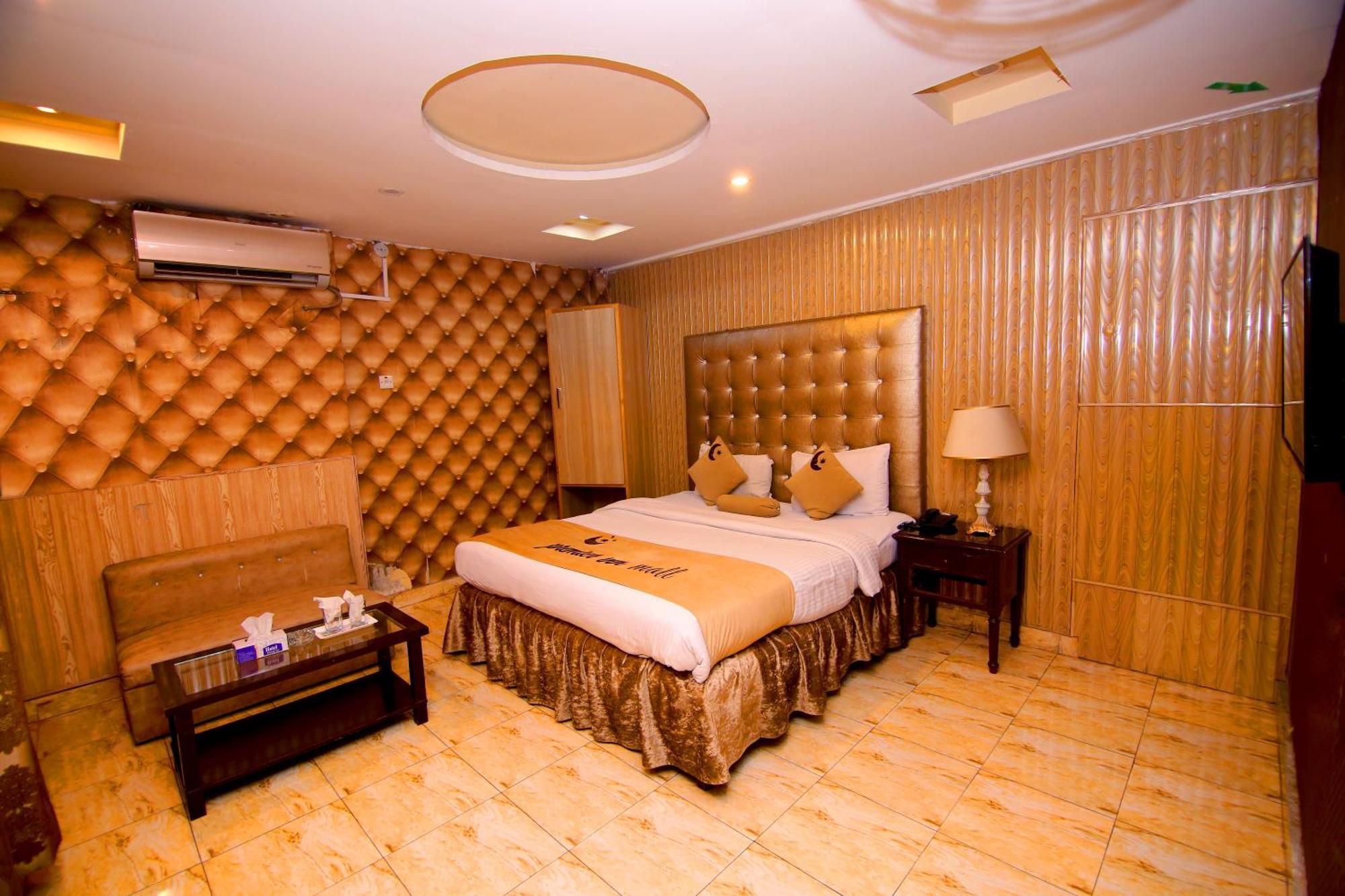 Premier Inn Mall Lahore Exteriör bild