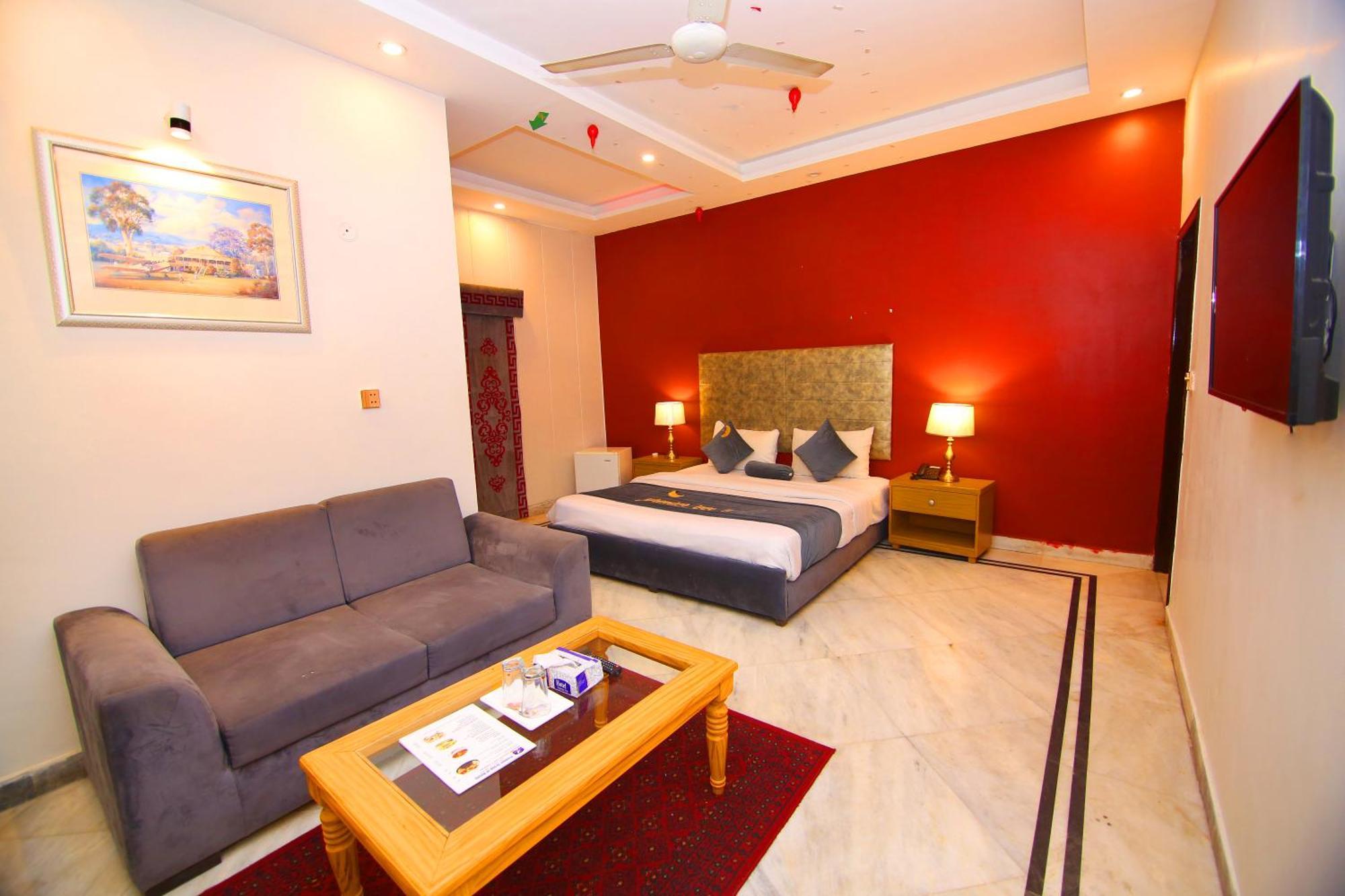 Premier Inn Mall Lahore Exteriör bild