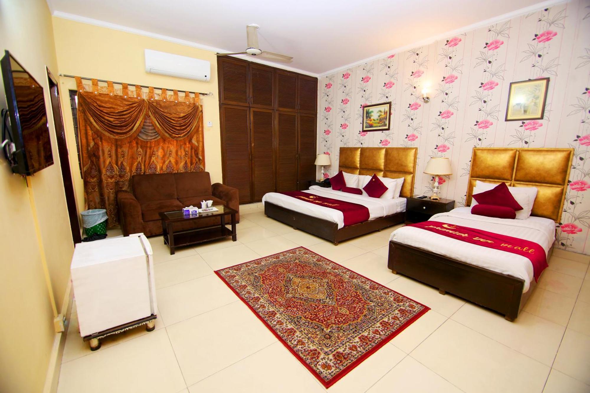 Premier Inn Mall Lahore Exteriör bild