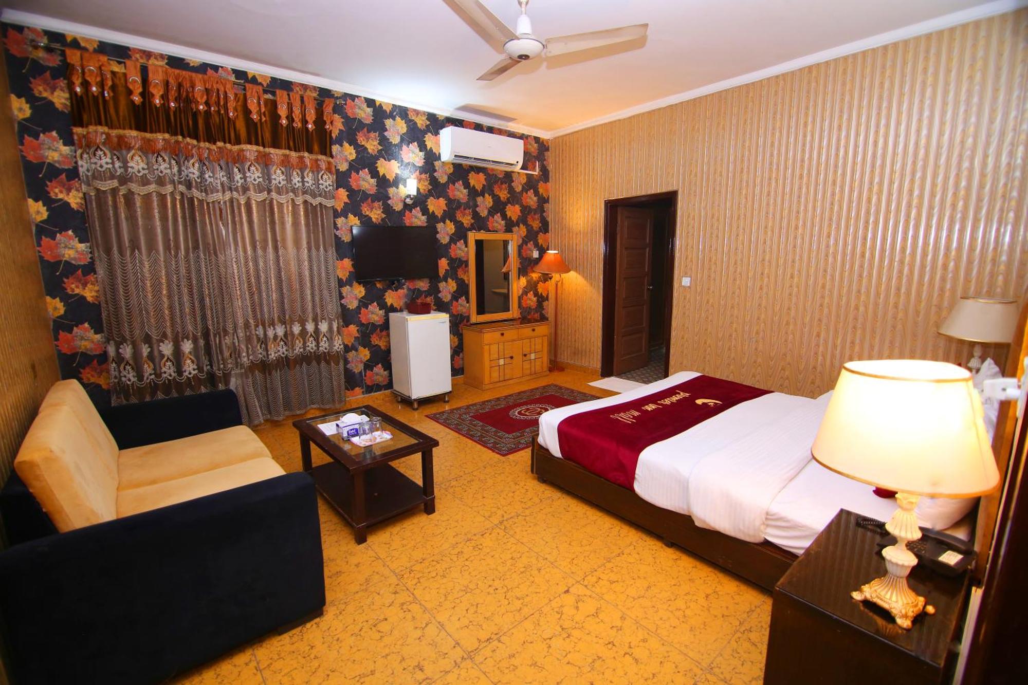 Premier Inn Mall Lahore Exteriör bild