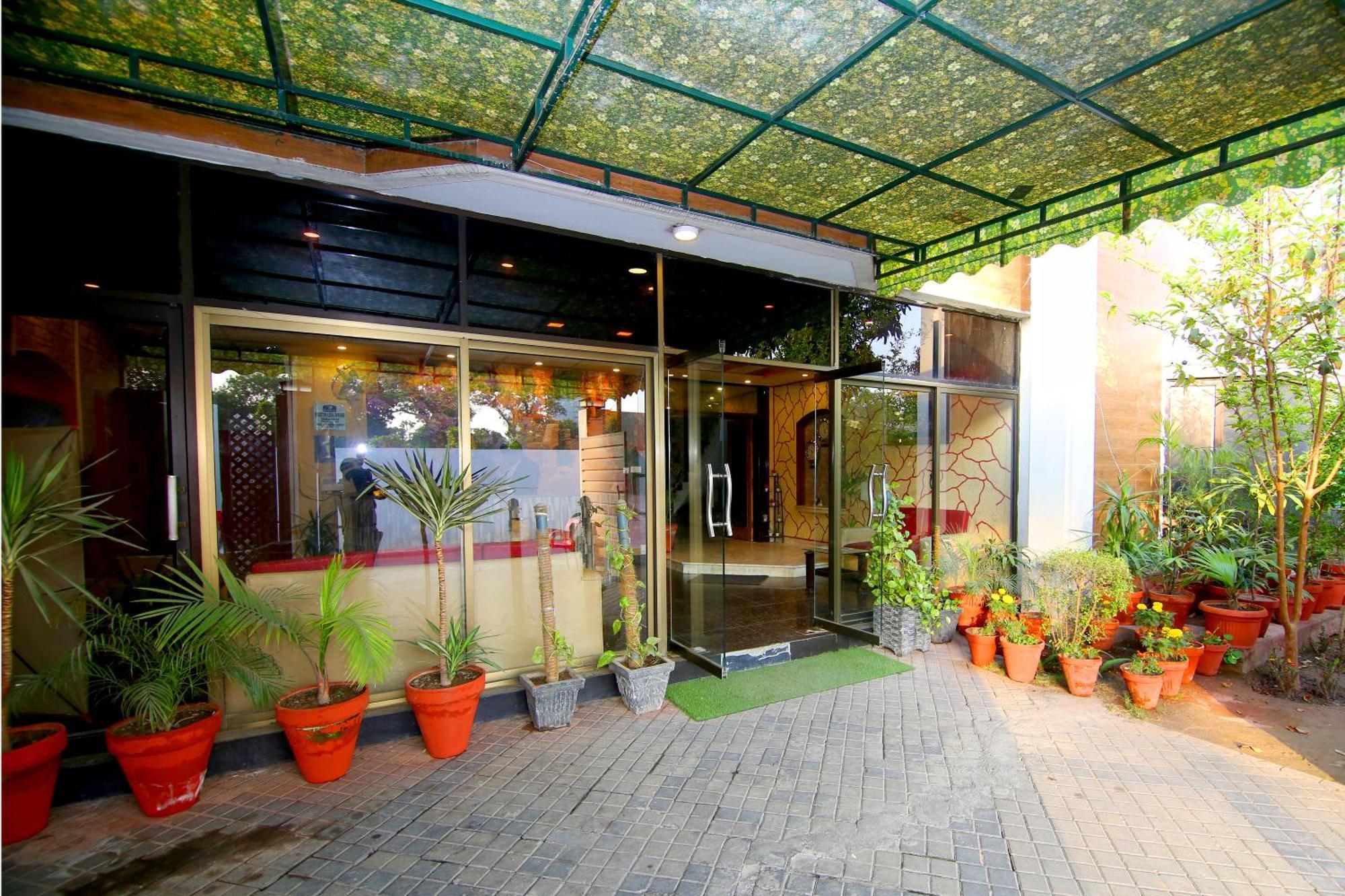 Premier Inn Mall Lahore Exteriör bild